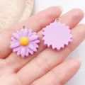 Simpatici ciondoli margherita in resina viola ciondoli per gioielli fai da te collane orecchini. - Margherita / 1 Pezzo/Confezione (25x21x8mm) / Viola