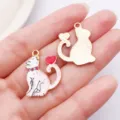 Detailansicht niedlicher Katzen Emaille Anhänger, ideal für DIY Schmuckherstellung und Ketten. - Rosa Emaille Herz Katze