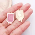 Colgante de bolsa de infusión médica rosa y dijes de aleación dorada para joyería DIY. - Bolsa de Infusión (23048) / 1 Pieza (28x15mm) / Bolsa De Infusión Equipo Rosa