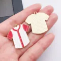 Ciondolo smaltato maglia da baseball in metallo rosso bianco e oro per creazione gioielli fai da te - Divisa da Baseball Rossa (27915)