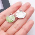 Primo piano dettaglio pendente conchiglia smalto verde in lega con perla per gioielli DIY. - Bianco K Verde UV Smalto Perla Conchiglia (28075)
