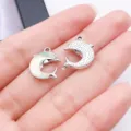 Silberne Delfin Anhänger DIY Schmuck, Schillernde und Textur Metall Design Stil - 1 Stück (15x12.5x4mm) / Grün Glas UV Ozean Irisierend Delfin (28152)