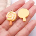 Gedetailleerde close-up van hars lolly bedels, ideaal voor DIY handgemaakte sieraden. - Lolly (24573) / 1 Stuk/Verpakking (26x17x5mm) / Geel