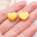 Gele hartje bedels voor DIY sieraden maken, schattige hars hart hangers voor armbanden. - Gematteerd hart (17174) / 1 Stuk/Verpakking (13x14mm) / Lichtgeel