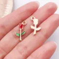 Rood en groen geemailleerd roos metaal bedels DIY sieraden armband ketting hanger accessoires - 1 st. Rode emaille roos 9x18 mm - 0,7 g - 10988