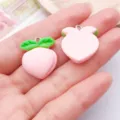 Roze perzik hars bedels DIY schattige fruit sieraden accessoires voor ketting oorbellen - Perzik Fruit (24240) / 1 Stuk/Pak (20x22mm) / Roze