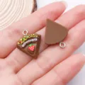 Colgantes de pastel de chocolate de resina dijes DIY para pulseras collares - Pastel de Fresa Triangular (24584)