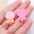 Roze hars lollipop bedel DIY hanger met strik voor handgemaakte oorbellen sleutelhanger - Strik Lollipop / 1 Stuk (28x18x4mm) / Rozerood