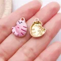 Niedlicher Emaillierter Katzen Anhänger für DIY Schmuckherstellung, Goldfarbenes Metall. - Rosa Eingerollte Katze