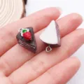 Colgante pastel de resina simulación accesorios DIY para pulsera collar de joyería - Pastel de Crema de Fresa Triangular 3D (23837)