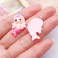 Roze cartoon zeemeermin hars bedel DIY hanger voor sieraden maken ketting oorbellen sleutelhanger - Oceaan Zeemeermin Prinses (24485) / 1 Stuks/Verpakking (29x17x6mm) / Roze