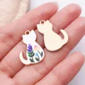 Vergoldeter Emaille Katzen Anhänger mit Blumenmuster für DIY handgemachte Schmuckherstellung. - Drip Oil Bedruckte Weiße Katze Rücken-Silhouette Botanisch