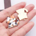 Niedlicher emaillierter Glückskatze Metall Anhänger DIY Schmuck Halskette Ohrring Zubehör - Gelbe Emaille Katze
