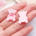 Roze hars beren bedels, schattige DIY sieraden accessoires voor kettingen en sleutelhangers. - Beer met Strikje (24542) / 1 Stuk (25x15x6.5mm) / Roze