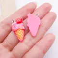 Hars ijsje hoorntje bedels roze DIY sieraden hangers voor handgemaakte oorbellen sleutelhanger - Aardbeienijsje / 1 Stuk (26x13.5x7mm) / Rozerood
