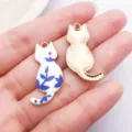 Emaillierte blau-weiße Katzen Metall Anhänger DIY Schmuck für handgemachte Halsketten Ohrringe. - Blau Weiß Emaille Rückseite Katze