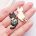 Niedliche Metall Katzen Anhänger mit buntem Blumen Emaille Design für DIY Schmuck. - Schwarze Emaille Rückseite Katze