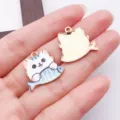 Süße emaillierte Katzen Anhänger für DIY Schmuckherstellung, goldene Metall Accessoires. - Weiße Emaille Katze Fischt