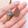 Colgante de helado de resina accesorio de joyería DIY collar pulsera manualidades - Cono de Helado de Fresa Arcoíris (24520)