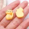 Leuke hars kat bedels voor DIY sieraden maken, schattige hanger voor ketting armband sleutelhanger - Dier kat (24306) / 1 Stuk (22x15x7mm) / Geel