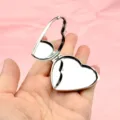 Vista dettagliata dello specchietto tascabile pieghevole a forma di cuore argentato. - Accessorio a forma di cuore / Stile Accessorio / Argento