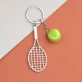Kreativer Mini Tennis Schluesselanhaenger mit Plueschball, perfektes Sportgeschenk. - Tennisschläger-Anhänger / 18.00g