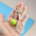 Kreativer Tennisschlüsselanhänger, Mini-Sportgeräte-Anhänger, tolles Geschenk für Fans. - Tennisschläger-Anhänger / 16.00g