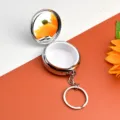 Tragbarer mini Metall Pillendose Schlüsselanhänger mit Make-up Spiegel, runder Behälter. - Runde 3 Fächer mit Spiegel und Schlüsselring / Silber