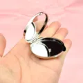 Specchio per trucco pieghevole a doppia faccia in metallo con un pratico portachiavi utile. - Accessorio rotondo / Stile Accessorio / Argento