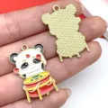 Colgante de joyería DIY de metal esmaltado de panda de estilo chino para collar llavero. - Tocando el Tambor (21545)