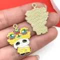 2025 Año Nuevo Estilo Chino Panda Esmalte Aleación DIY Colgante Collar Llavero Accesorio Joyería - Danza del León Amarilla Auspiciosa (21551)