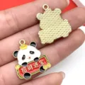 Colgante de aleación panda estilo chino, accesorio joyería DIY, variante esmalte oro. - Acumulación de Tesoros (21553)