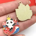 Colgante de aleación esmaltada de panda de año nuevo chino para joyería DIY y llaveros. - Pez Koi Abundancia Año tras Año (21559)