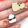 Colgante con dijes de aleación esmaltada de panda de estilo chino para collar y llavero DIY - Linterna (21560)