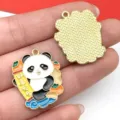 Nuevo Año Panda Esmaltado Aleación Colgante DIY Accesorio Joya Con Rollo Rojo Colgante - Cosas Buenas Caqui (21569)