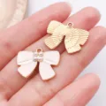 Pendentifs nœud rose et texture dorée, accessoires bijoux DIY en métal pour colliers faits main. - Noeud de Perles / 1 Pièce/Paquet (22x17mm) / Rose