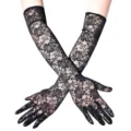 Detailansicht langer schwarzer Spitzenhandschuhe mit Blumenmuster, elegant für Partys oder Hochzeit. - Mit Kartonverpackung / Schwarz