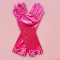 Detalle de guantes brillantes de satén rosa para niños con lazo elegante y cristal. - Talla única / Rosa rojo