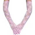 Nahaufnahme langer rosa Spitzenhandschuhe mit zarten Blumenmustern und Perlendetails. - Mit Kartonverpackung / Rosa