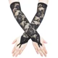 Nahaufnahme Detail schwarzer Spitzen-Fingerless-Handschuhe mit feinem Rosenmuster für Party. - Kartenverpackung / Schwarz