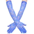 Detailansicht der 50cm langen blauen Damen Spitzenhandschuhe mit Blumenmuster für Tanz und Braut. - Mit Kartonverpackung / Saphirblau