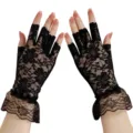 Nahaufnahme schwarzer Spitzen-Fingerlosshandschuhe mit Blumenmuster und Rüschenbündchen. - Einheitsgröße / Schwarz