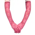 Detailansicht langer rosa Blumenspitzenhandschuhe, elegantes Accessoire für Abend und Sonnenschutz. - Mit Kartonverpackung / Burgunderrot