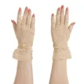 Detailansicht eleganter Damen Spitzenhandschuhe in Beige ohne Finger mit Rüschen am Handgelenk. - Einheitsgröße / Beige