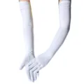 Detailaufnahme langer weißer Stretchhandschuhe, elegante Armabdeckung, glatter Stoff. - Einheitsgröße / Weiß