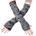 Detailaufnahme grauer Gothic Punk Armstulpen mit distressed zerrissenen Strick Texturen. - Einheitsgröße / Schwarz