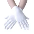 Nahaufnahme weißer Stretch-Satinhandschuhe, weicher atmungsaktiver Stoff für elegante Auftritte. - Einheitsgröße / Weiß