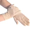 Nahaufnahme von beige spitzigen Netz-Sonnenschutzhandschuhen mit filigranem Kleeblatt-Muster. - Einheitsgröße / Hautfarben