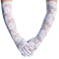 Detailansicht langer weißer Spitzenhandschuhe mit Blumenmuster im gotischen Stil. - Kartonverpackung / Weiß