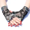 Detaillierte Nahaufnahme der schwarzen und silbernen Spitzen-Fingerlos-Handschuhe Sommer. - Einheitsgröße / Hellblau